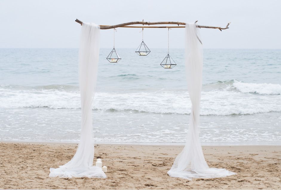 Flores, boda, playa y una invitación