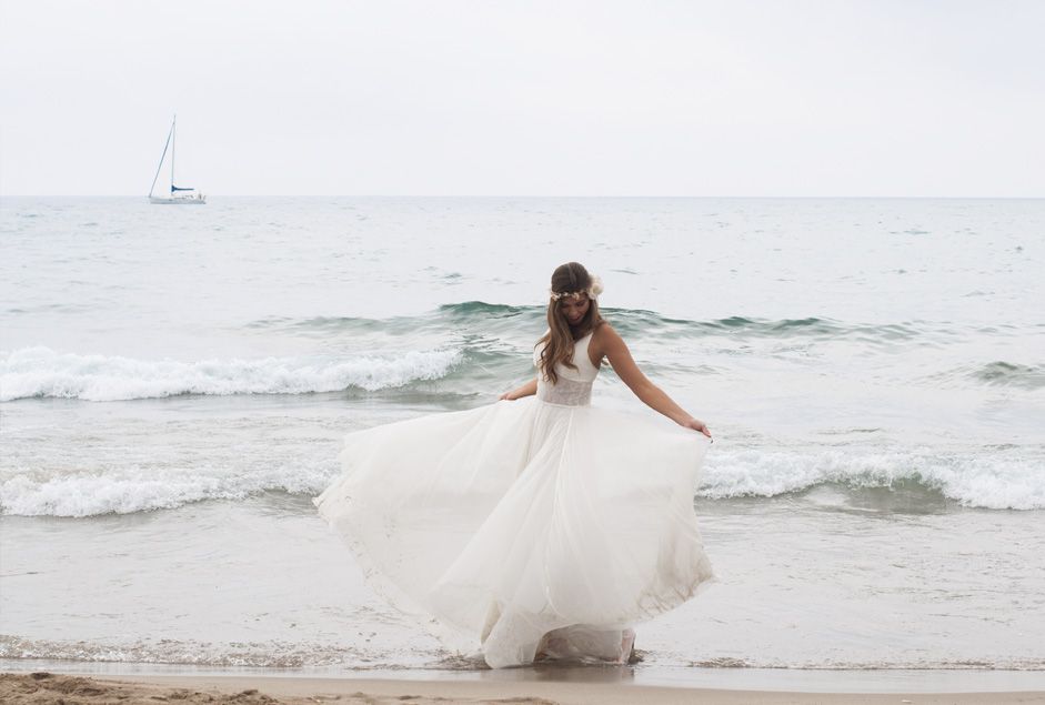 Flores, boda, playa y una invitación