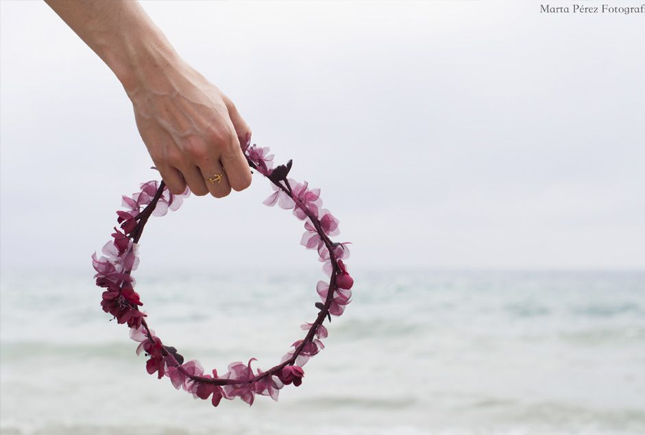 Flores, boda, playa y una invitación