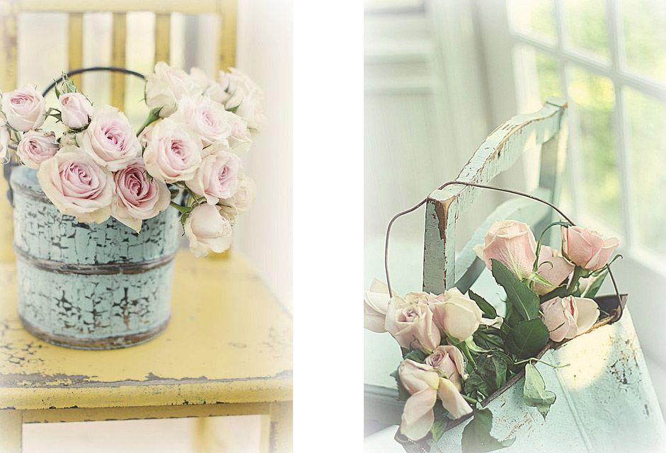 Decoración con rosas y jarros desgastados