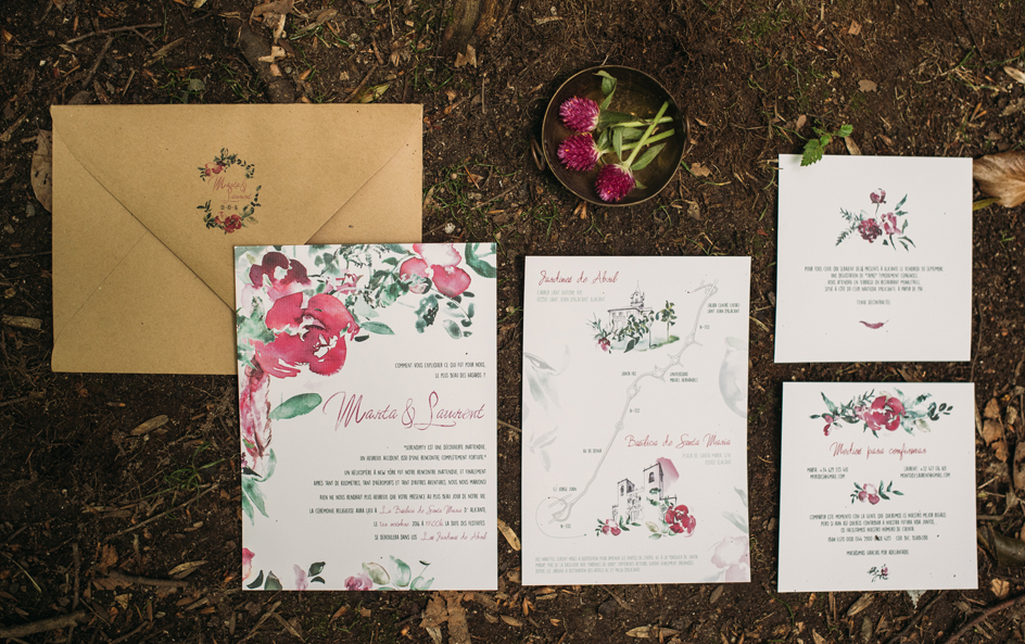 Invitación con flores burdeos y helechos en acuarela