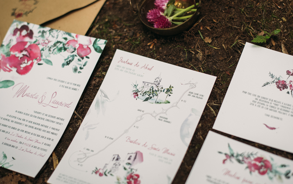 Invitación con flores burdeos y helechos en acuarela