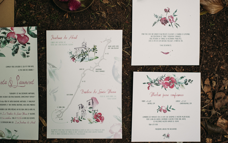 Invitación con flores burdeos y helechos en acuarela