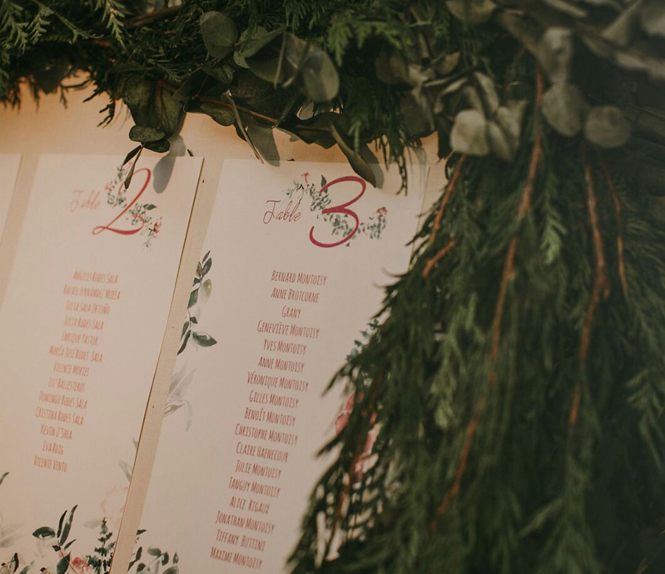 Invitación con flores burdeos y helechos en acuarela