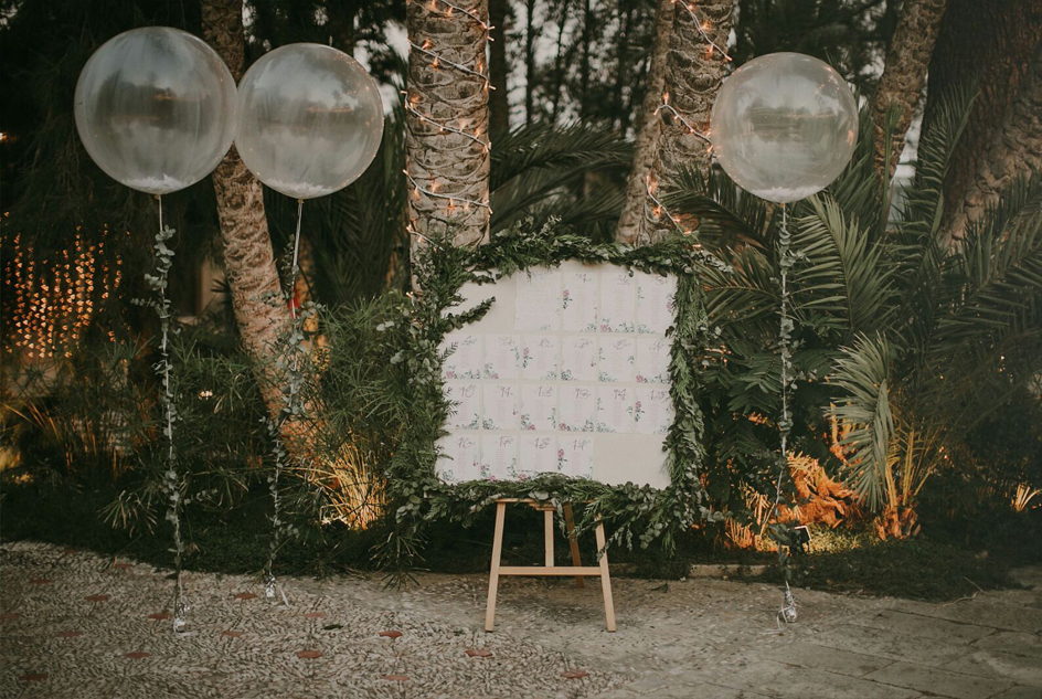 Invitación con flores burdeos y helechos en acuarela