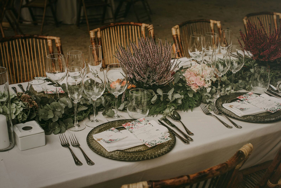 Invitación con flores burdeos y helechos en acuarela