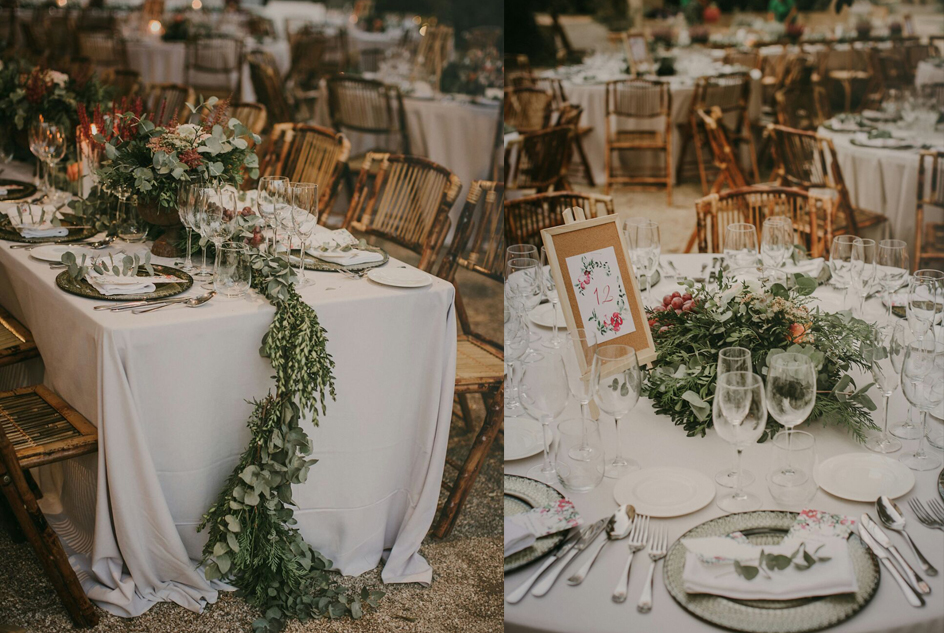 Invitación con flores burdeos y helechos en acuarela