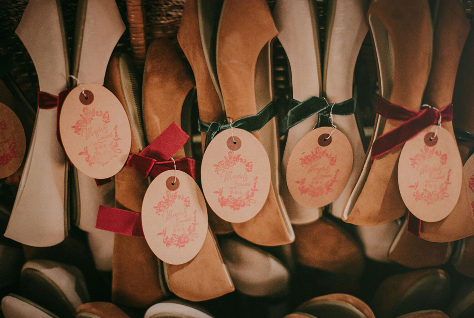 Invitación con flores burdeos y helechos en acuarela