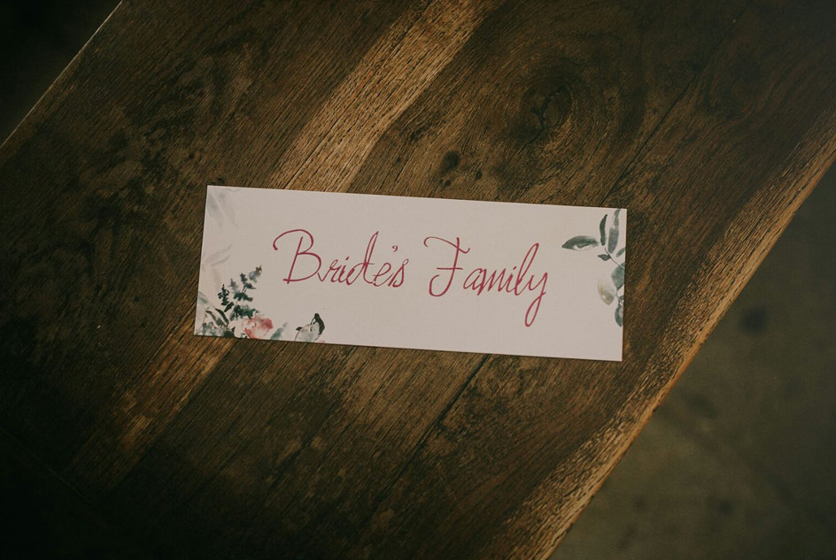 Invitación con flores burdeos y helechos en acuarela