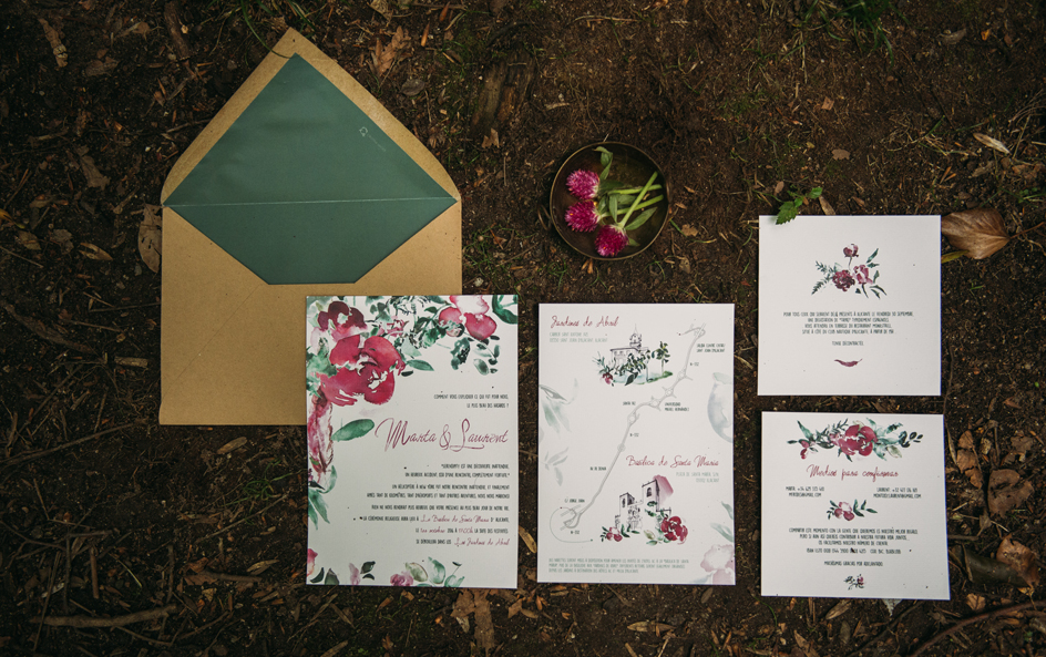 Invitación con flores burdeos y helechos en acuarela